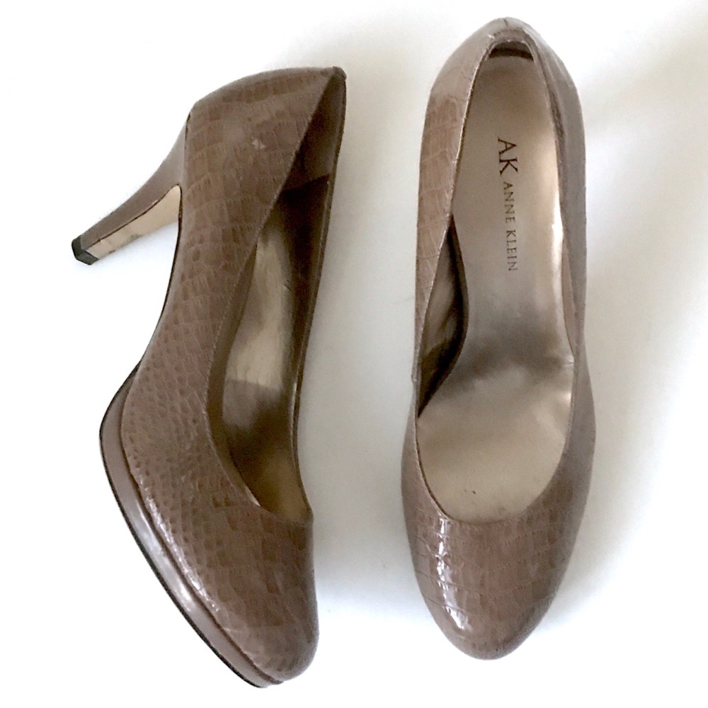 Anne Klein tan beige alligator platform heels